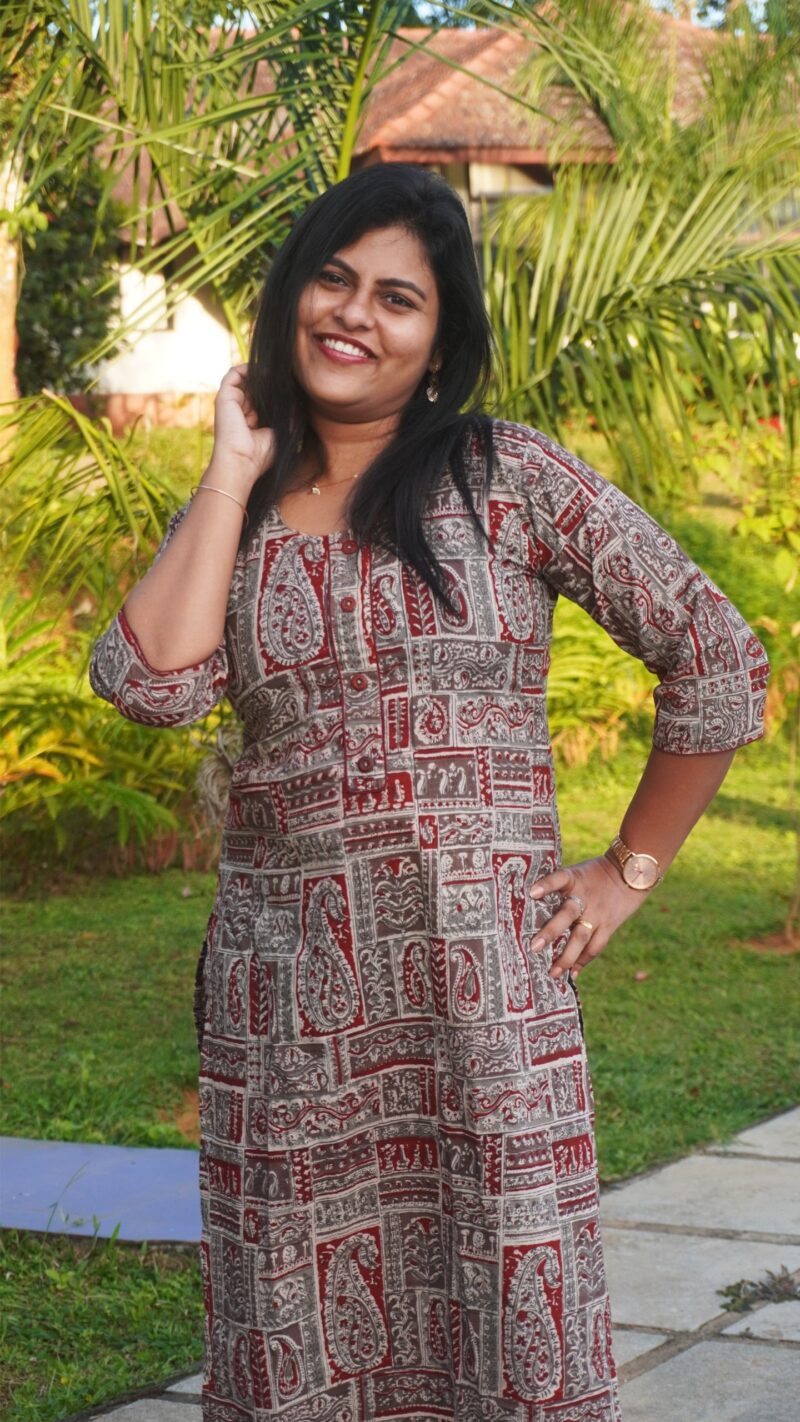 Grey and Red Printed Jaipuri Cotton Kurta - Image 2